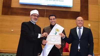 رئيس جامعة سوهاج ومفتي الديار المصرية يكرمان حفظة القرآن الكريم