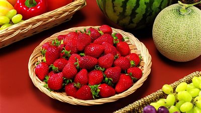 سعر الفاكهة اليوم، الفراولة تعاود الارتفاع في سوق العبور