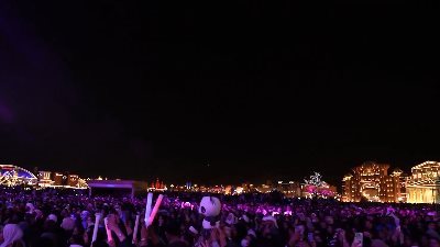 فرقة ميامي تفتتح حفل القرية العالمية في دبي بأغنية في حب الإمارات (فيديو)