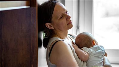 ما هو قلق بعد الولادة، ومتي يكون من الضروري علاجه؟