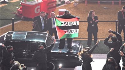 شاب يرفع علمي فلسطين والسودان في المباراة النهائية لبطولة كرة القدم الأمريكية (فيديو)