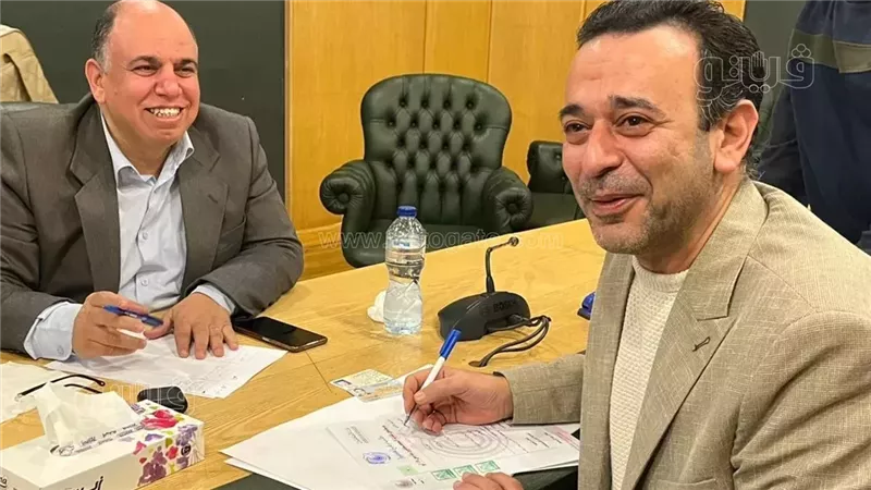 الكاتب الصحفي عمرو