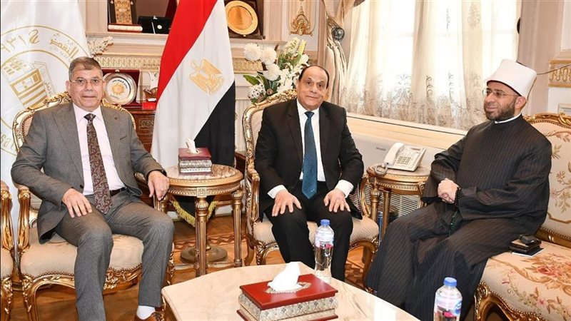 وزير الأوقاف يزور