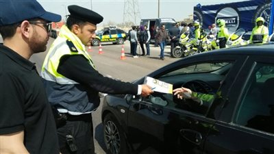تحرير 1041 مخالفة للملصق الإلكتروني ورفع 44 سيارة ودراجة نارية متروكة