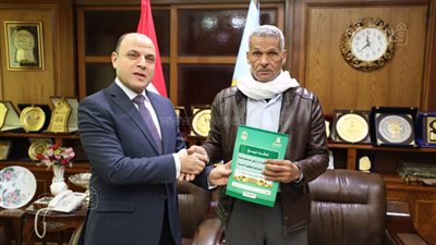 محافظ كفرالشيخ يُسلّم 18 عقد تقنين أراضي أملاك دولة 