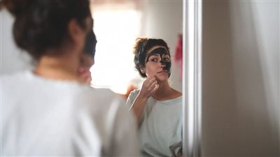 يزيل الشوائب ويقضي على حب الشباب، فوائد وطريقة تحضير قناع الفحم