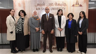 رئيس جامعة عين شمس يكرم الطلاب الحاصلين على المركز الأول في مسابقة أكسفورد للمحاكمة الصورية 