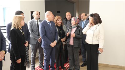 محافظ القاهرة يتفقد زراعة أعلى أسطح عقارات مدينة الأسمرات