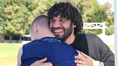 محمد النني يزور بعثة آرسنال في دبي (فيديو)