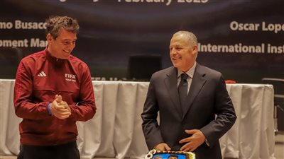 أبوريدة يهدي قميص منتخب مصر لـ بوساكا في عيد ميلاده (صور)