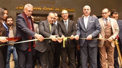 محافظ أسيوط ورئيس الجامعة يفتتحان معرض مشروعات Capstone لطلاب برنامج STEM (صور)