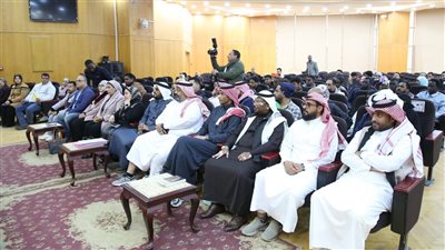 رئيس جامعة الفيوم يلتقي الطلاب الوافدين للتعرف على مشكلاتهم وتقديم الحلول