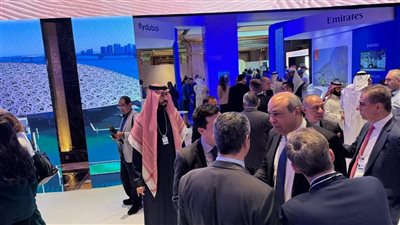 وزير الطيران يشيد بدور 