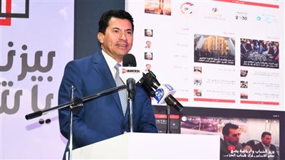 أشرف صبحي يتابع حالة لاعب الكاراتيه بعد فقدانه الوعي خلال بطولة الجمهورية