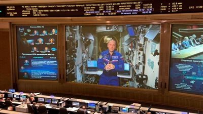 رائد فضاء روسي يقدم أطروحة الماجستير من الفضاء