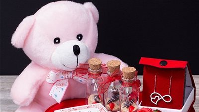 أبرزها الدباديب والقلوب الفرو، تعرف على أسعار هدايا عيد الحب 2025