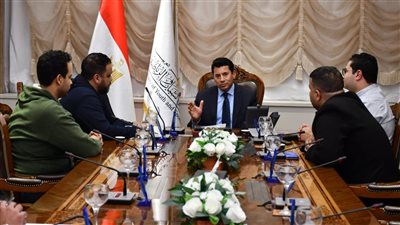 أشرف صبحي يبحث استعدادات شباب المطرية لتنظيم أكبر مائدة إفطار رمضاني