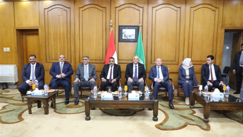 محافظ القاهرة بمعرض
