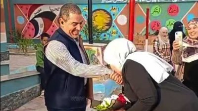 تحقيق عاجل في واقعة تقبيل وكيلة مدرسة يد زوجها أمام الطلاب بالشرقية (فيديو وصور)