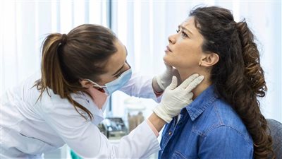 منها زيادة الوزن وتساقط الشعر، أعراض وطرق علاج قصور الغدة الدرقية