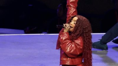 هجوم وانتقادات للمغنية سولانا إيماني بعد مشاركتها في استعراض Super Bowl (فيديو)