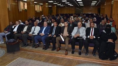  محافظ الأقصر يترأس اجتماعًا لمناقشة تجهيزات قوافل مساعدات أهالي غزة