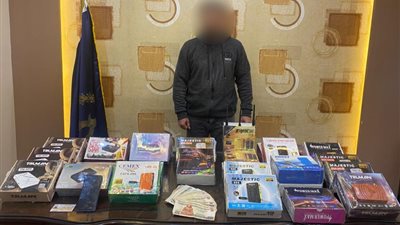 ضبط صاحب محل لبيع أجهزة فك شفرات القنوات الفضائية بالشروق 