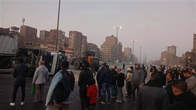 الصور الأولى لحادث انقلاب تريلا أعلى دائري المرج 