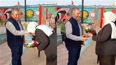 مريض قلب وأرادت التخفيف عنه، تفاصيل تقبيل وكيلة مدرسة يد زوجها أمام الطلاب بالشرقية