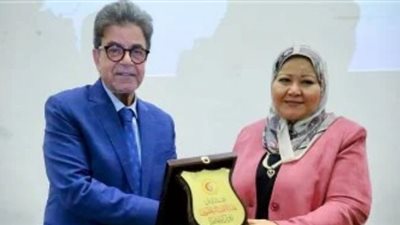  تكريم الدكتورة نسرين عز الدين لإنجازها العلمي بإعادة بحيرة قارون للإنتاج السمكي