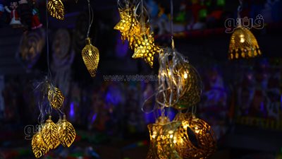 زينة رمضان الكهربائية تضيء ليالي الشهر الكريم.. ستائر النور والبانرات والفريمات المضيئة الأحدث.. الهلال والنجوم أبرز أشكال الفوانيس.. وإيكيا فانوس بتصميم عصري وسعر معقول (فيديو)