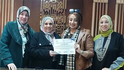 تربية بورسعيد تكرم الزميلة زيزي إبراهيم مراسلة فيتو