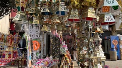من الشعبية البسيطة إلى الفاخرة المصنوعة من أجود الخامات.. جولة بمنطقة باب الشعرية لاستعراض أسعار فانوس رمضان.. البورجيه المعدن يبدأ من 150 جنيها.. والصاج المترين يسجل 4500 جنيه