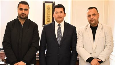 أشرف صبحي يلتقي عائلة محمد صلاح بشأن مركز شباب نجريج