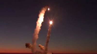 أسقطت 90 مسيرة، الدفاعات الروسية تتصدى لهجوم أوكراني مكثف