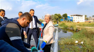 وزيرة البيئة تقوم بحملة لتنظيف وإزالة المخلفات البلاستيكية من نهر النيل