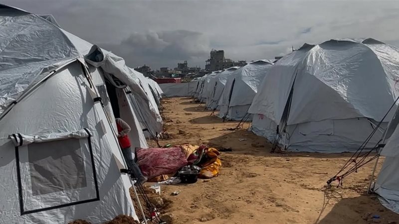 مخيمات فوق المقابر،