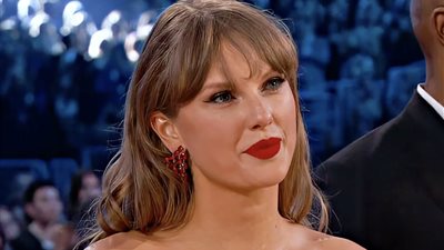 تايلور سويفت توزع أموالًا على العمال في إحدى الحفلات (فيديو)