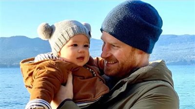 الأمير هاري يشرح لنجله إرث والدته الأميرة ديانا الإنساني (فيديو)