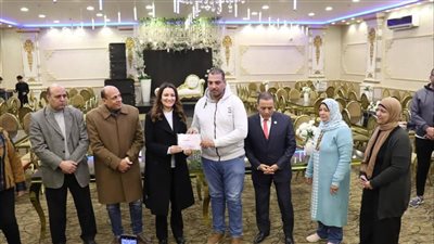 نائب محافظ الجيزة تسلم شهادات محو الأمية لعدد من العاملين بالمطابع الأميرية