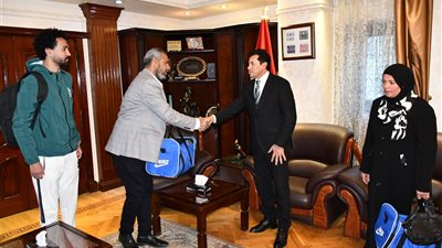  وزير الرياضة يلتقي والدي فقيد التجديف محمد عمرو ويهديهما تذكرتي عمرة