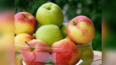 هل أكل التفاح بدون قشر مفيد للجسم أم ضار؟ 