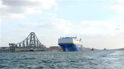 قناة السويس تشهد عبور حاملة سيارات في رحلتها البحرية الأولى (صور)