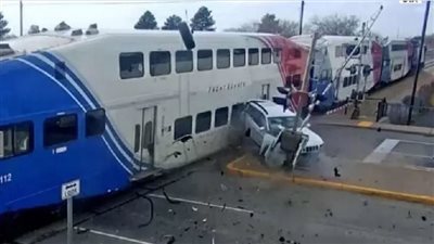 فيديو يوقف القلب لقطار يدهس سيارة علقت بين حاجزي سكك حديدية