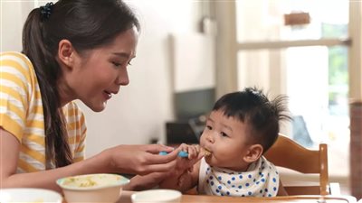 مخاطر تناول الرضع للعسل، وما هو الوقت المناسب لتقديمه لهم؟