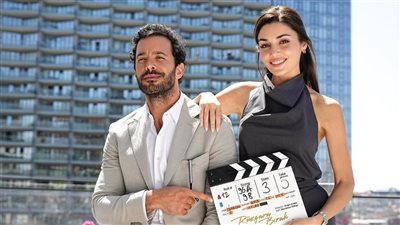 يطرح في عيد الحب، باريش أردوتش وهاندا أرتشيل يكشفان كواليس فيلمهما دعها للرياح (فيديو)