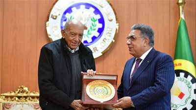 محافظ الدقهلية يهدي الدكتور محمد غنيم رائد زراعة الكلى درع المحافظة 