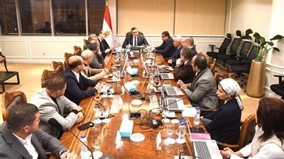 وزير الإسكان يعقد اجتماعًا مع مسئولي 