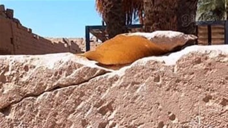 كسر حجر أثري بالكرنك