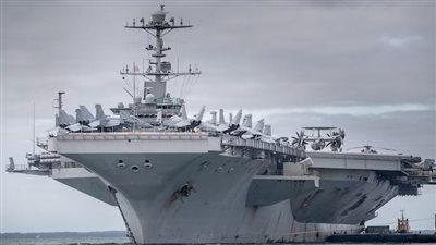 الحوثيون يعلنون استهداف حاملة طائرات أمريكية في البحر الأحمر